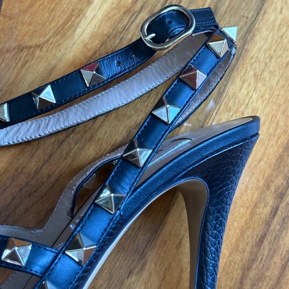 VALENTINO GARAVANI
Pebble Leather Rockstud Caged Pump 100mm, NEW - Picture 5 of 15